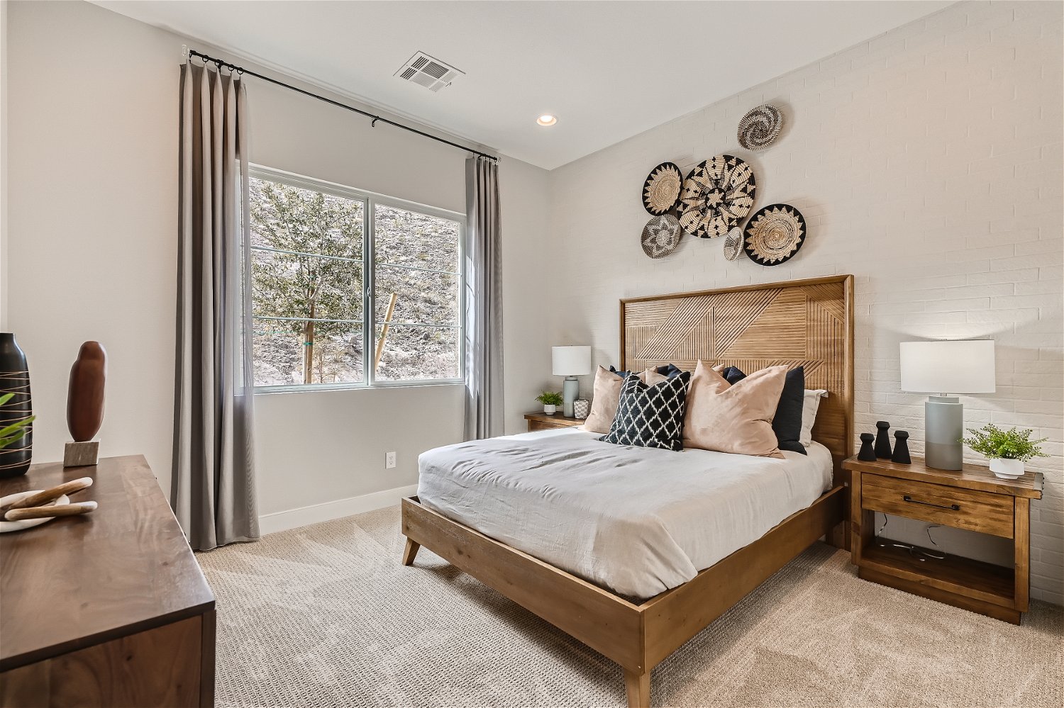 A bedroom with a bed and a desk.