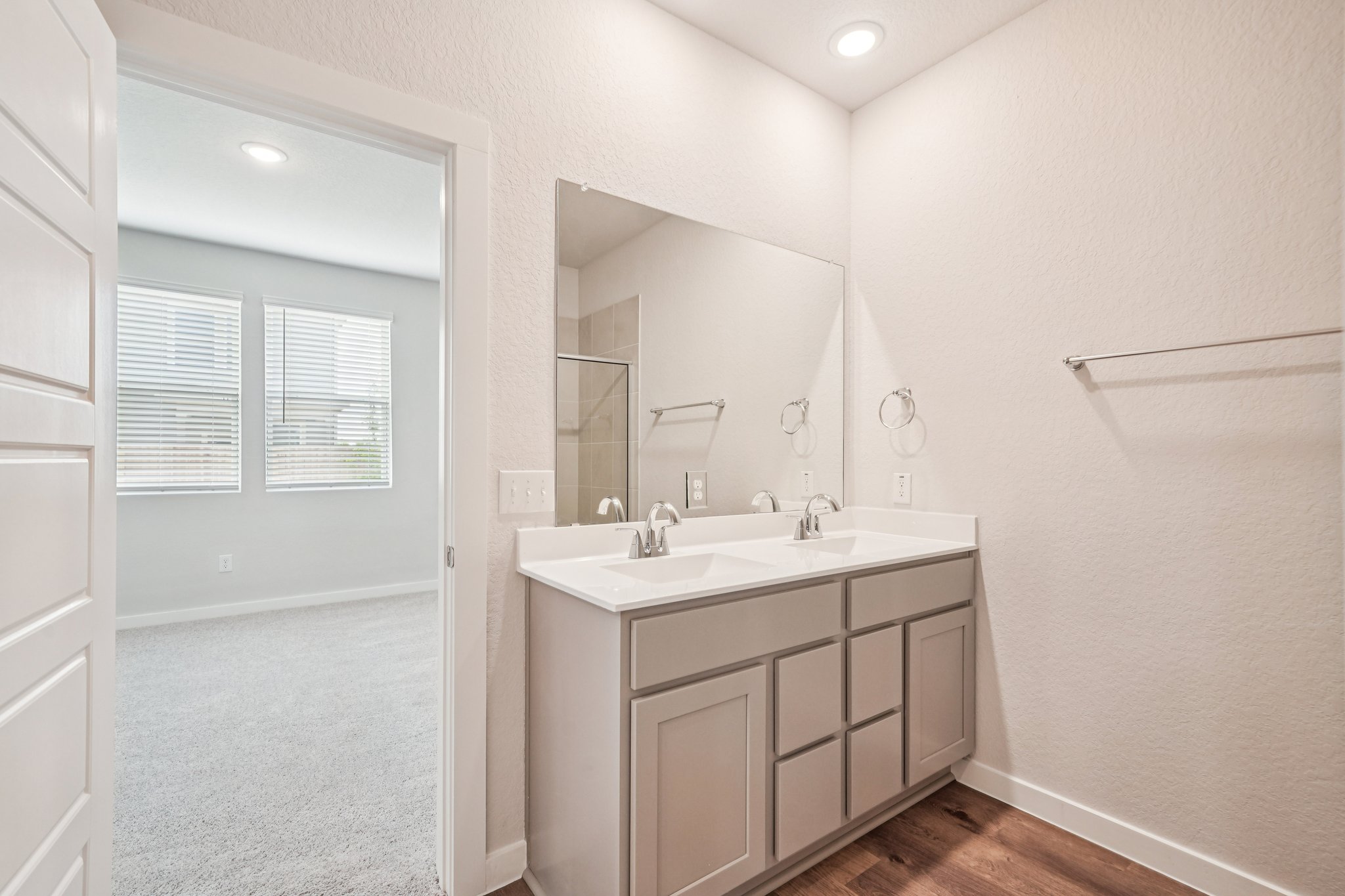 A bathroom with a sink and mirror.