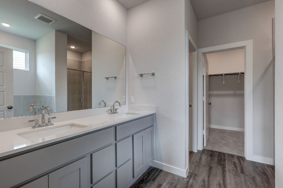 A bathroom with a sink and a mirror.